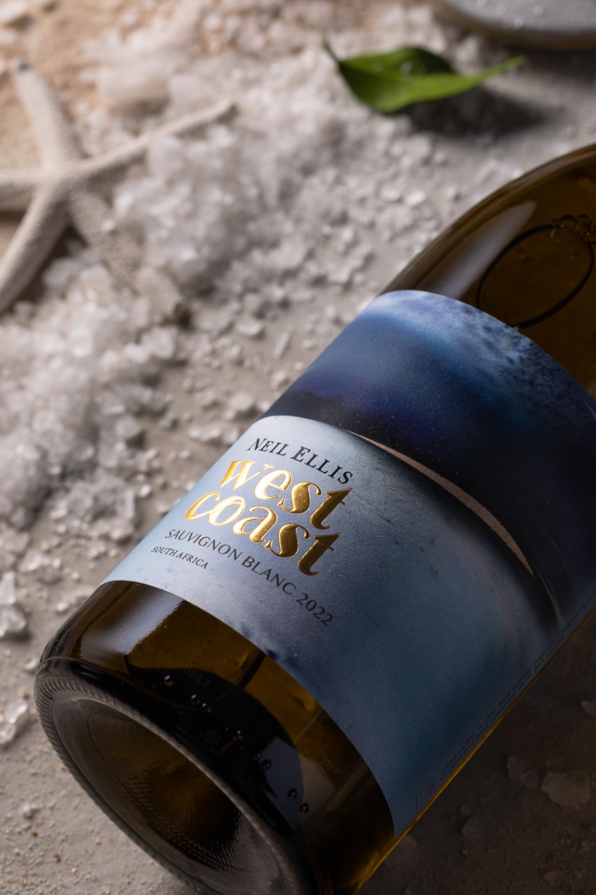 Sand varnish detail enhances the West Coast origins of the wine
