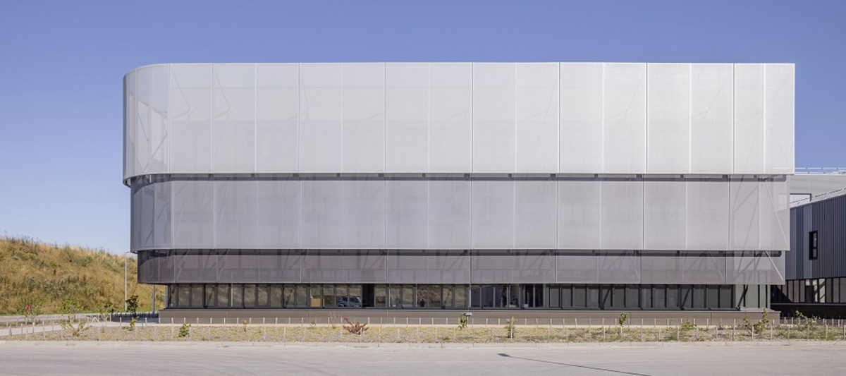 Thermal protection with a Frontside View 381 textile building envelope